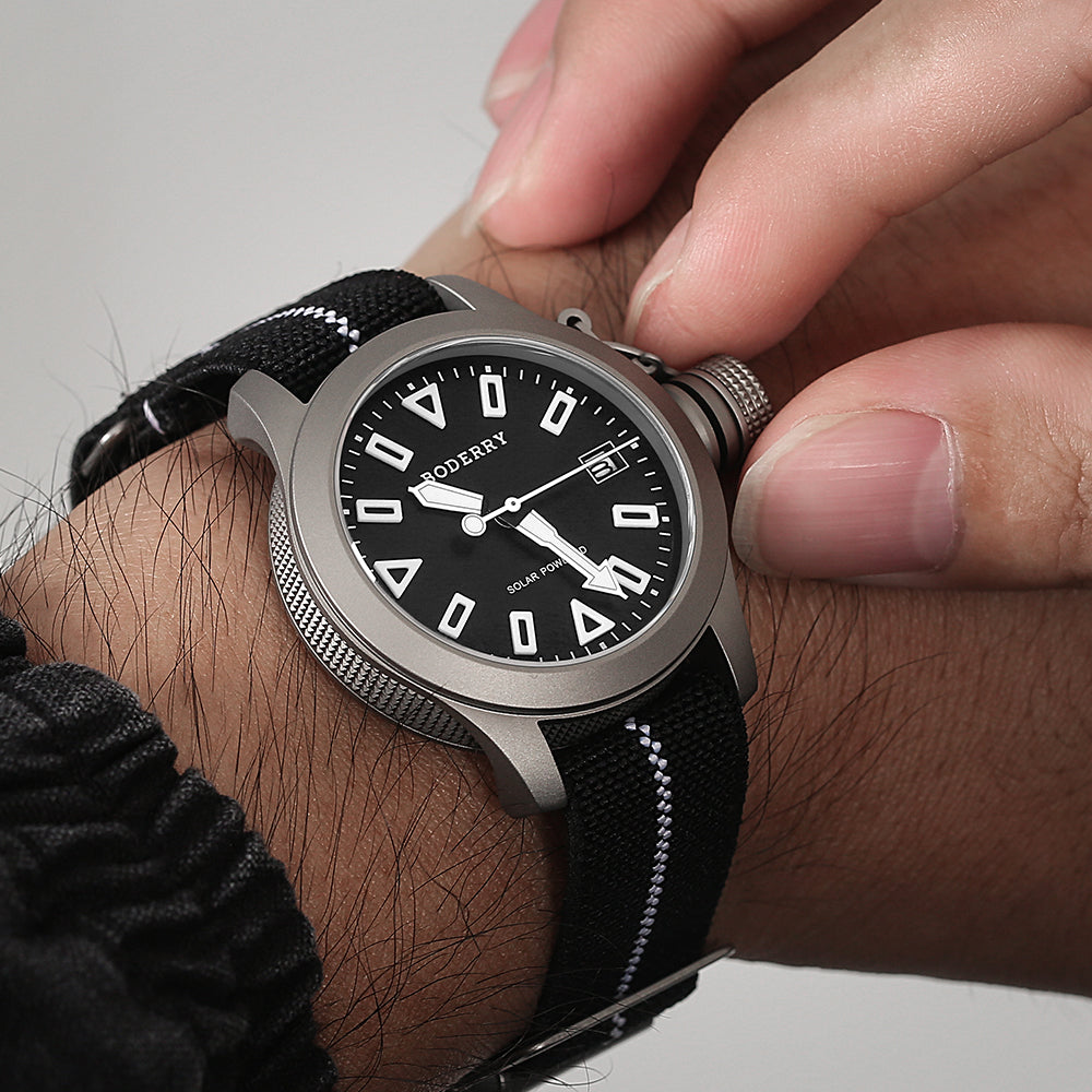 FALCON Canteen - Titanium Solar-Powered Watch | Dive