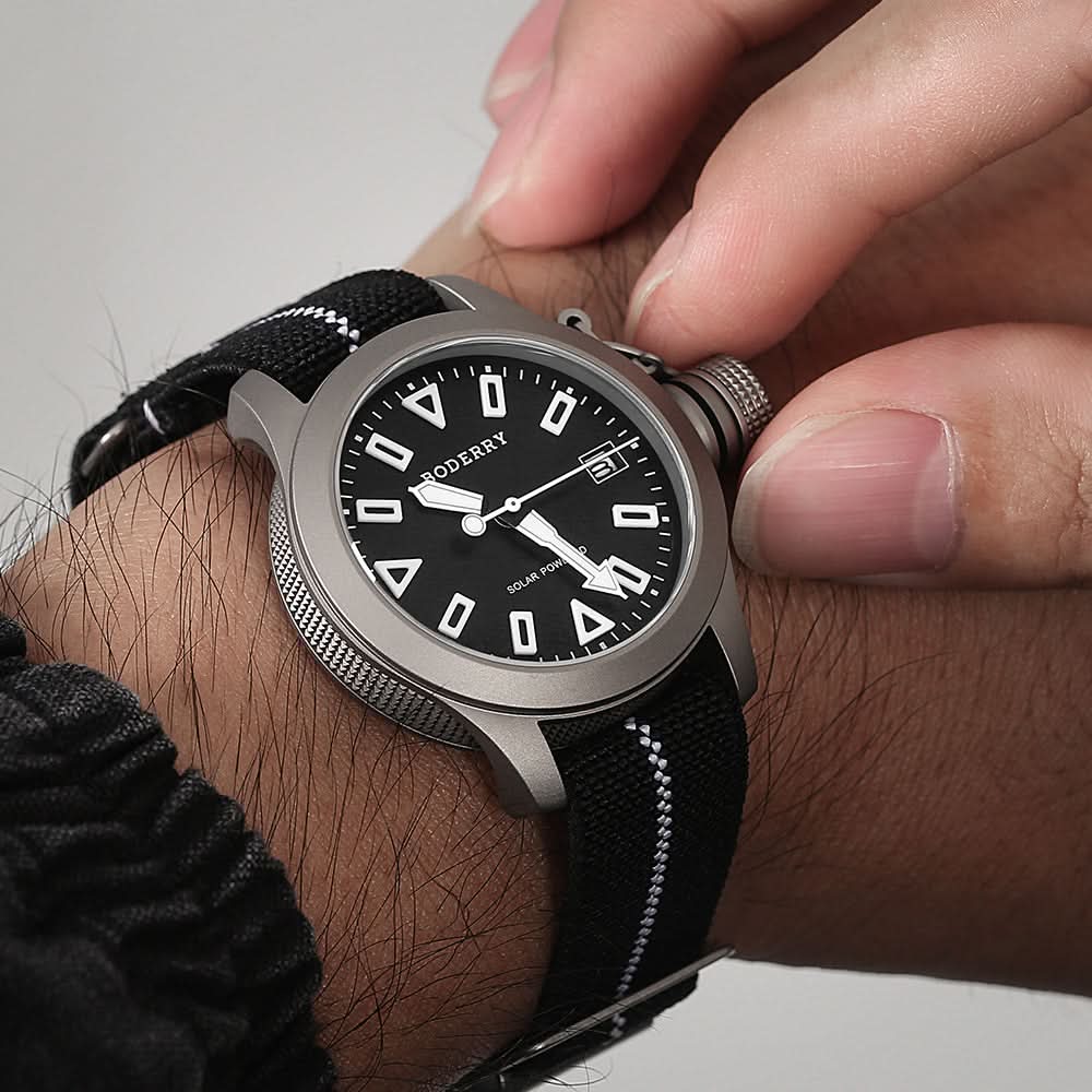 FALCON Canteen - Titanium Solar-Powered Watch | Dive