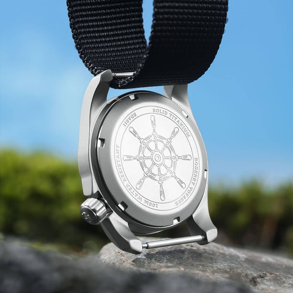 VOYAGER - 100M Waterproof Titanium Automatic Field Watch | Claret-bracelet