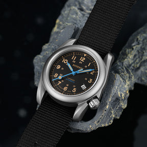 VOYAGER - 100M Waterproof Titanium Automatic Field Watch | Vintage Noir-bracelet